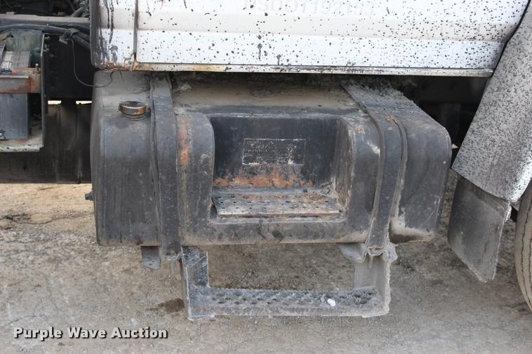 image for item L3100 1998 Ford F800 Super Duty oil distributor truck