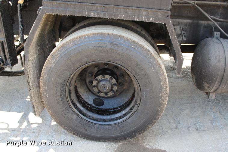 image for item L3100 1998 Ford F800 Super Duty oil distributor truck