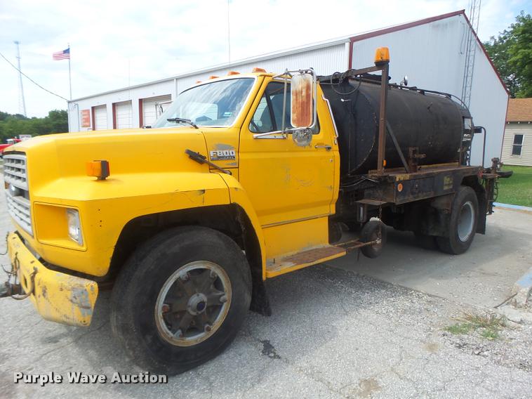 1990 Ford F800F oil distribution truck