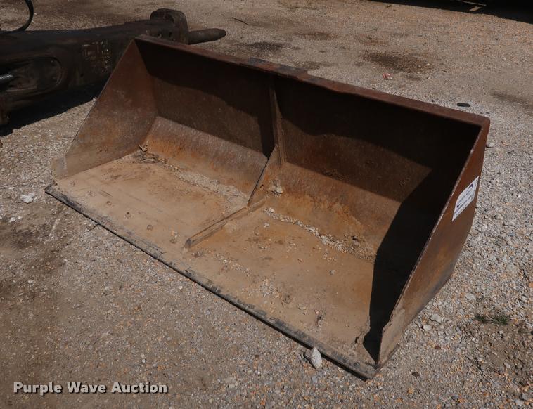 Skid steer bucket
