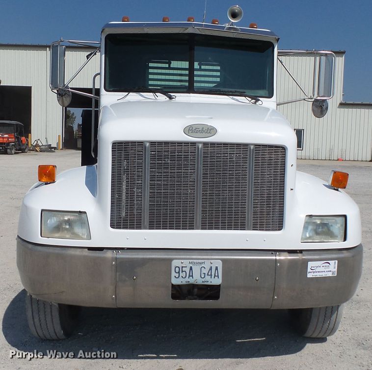 image for item DE7995 1997 Peterbilt 330 flatbed truck
