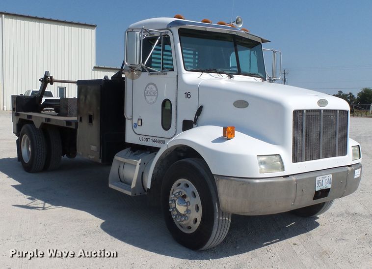 image for item DE7995 1997 Peterbilt 330 flatbed truck