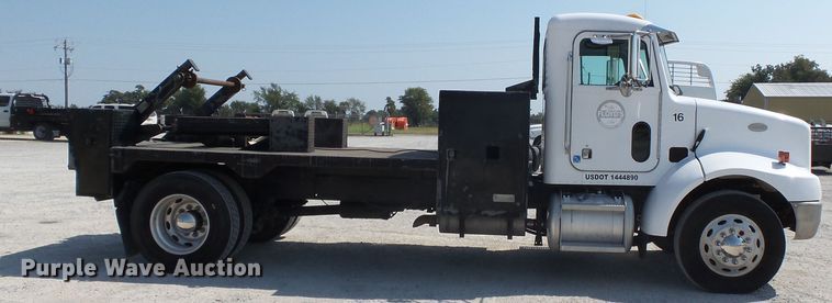 image for item DE7995 1997 Peterbilt 330 flatbed truck