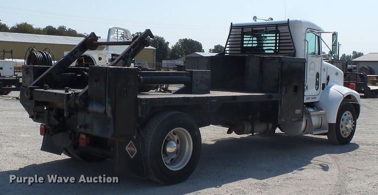 image for item DE7995 1997 Peterbilt 330 flatbed truck