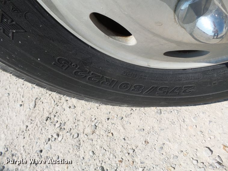 image for item DE7995 1997 Peterbilt 330 flatbed truck