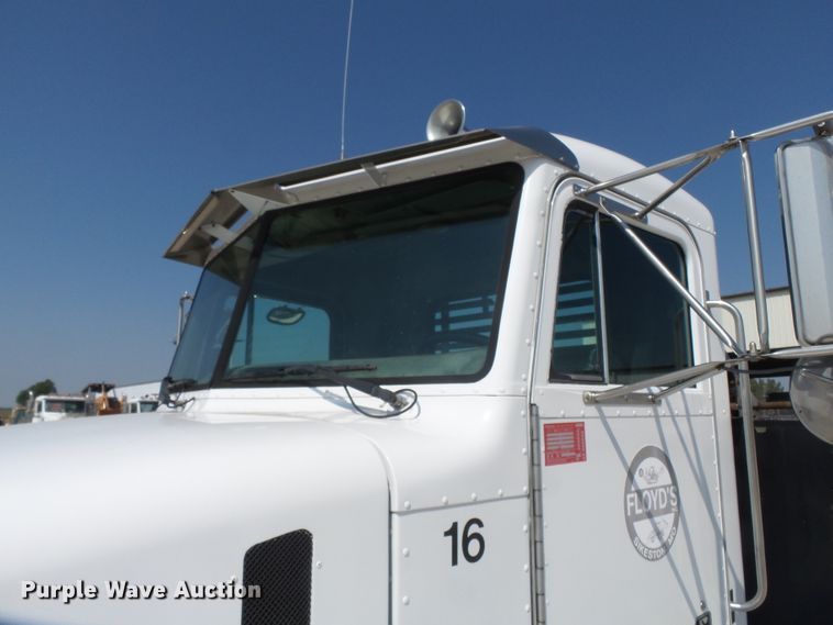 image for item DE7995 1997 Peterbilt 330 flatbed truck