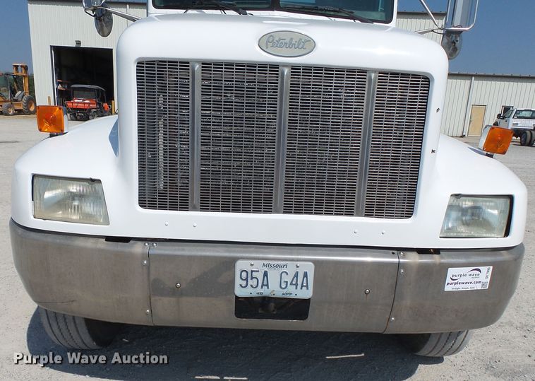 image for item DE7995 1997 Peterbilt 330 flatbed truck