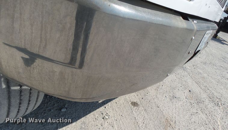 image for item DE7995 1997 Peterbilt 330 flatbed truck