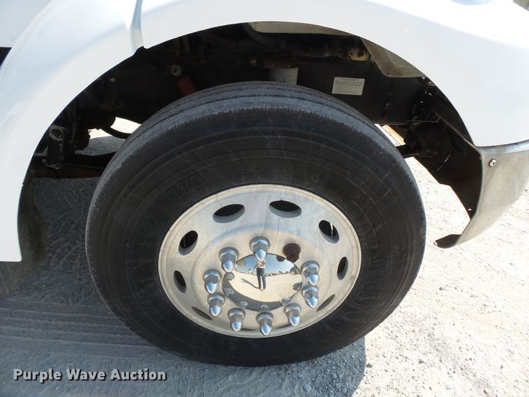 image for item DE7995 1997 Peterbilt 330 flatbed truck