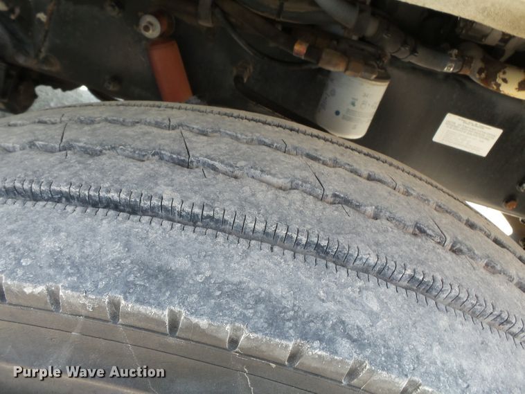 image for item DE7995 1997 Peterbilt 330 flatbed truck