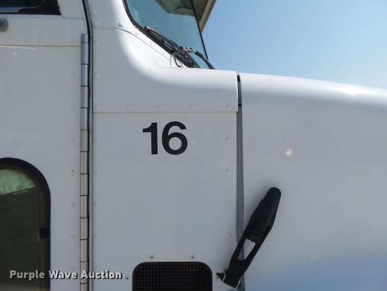 image for item DE7995 1997 Peterbilt 330 flatbed truck