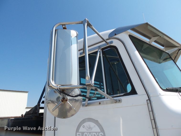 image for item DE7995 1997 Peterbilt 330 flatbed truck