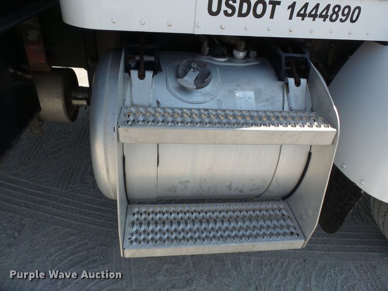 image for item DE7995 1997 Peterbilt 330 flatbed truck