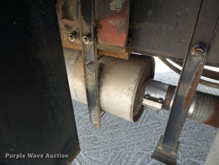 image for item DE7995 1997 Peterbilt 330 flatbed truck