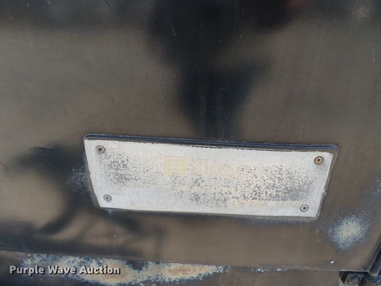 image for item DE7995 1997 Peterbilt 330 flatbed truck