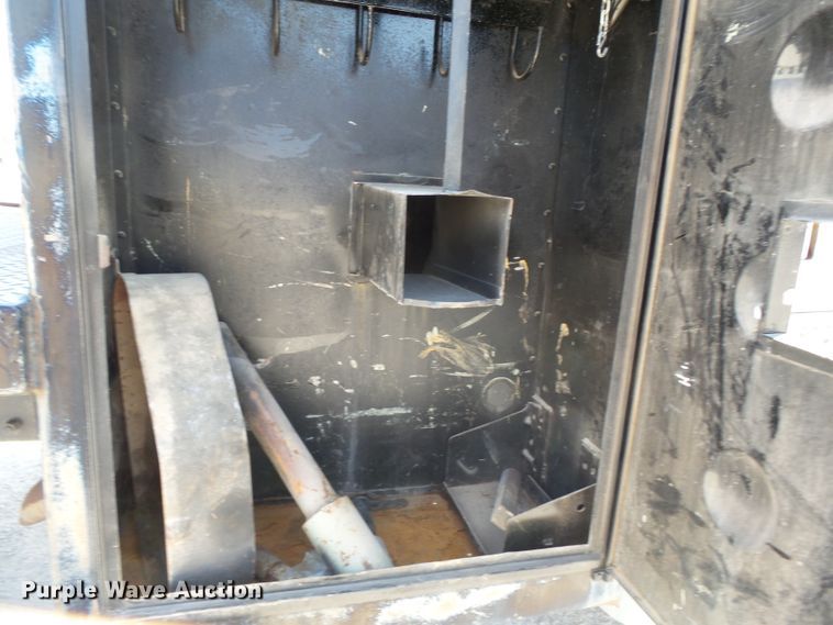 image for item DE7995 1997 Peterbilt 330 flatbed truck