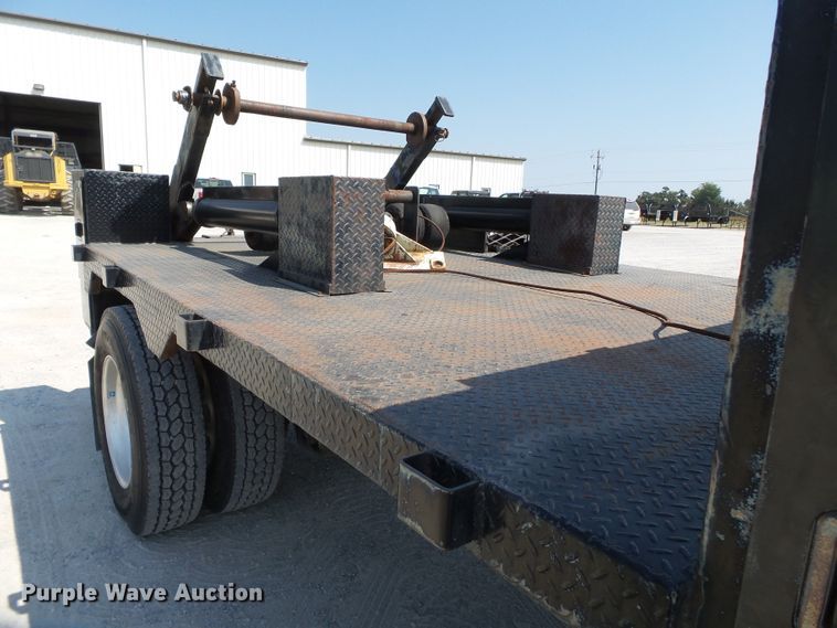 image for item DE7995 1997 Peterbilt 330 flatbed truck