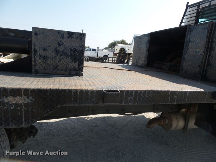 image for item DE7995 1997 Peterbilt 330 flatbed truck