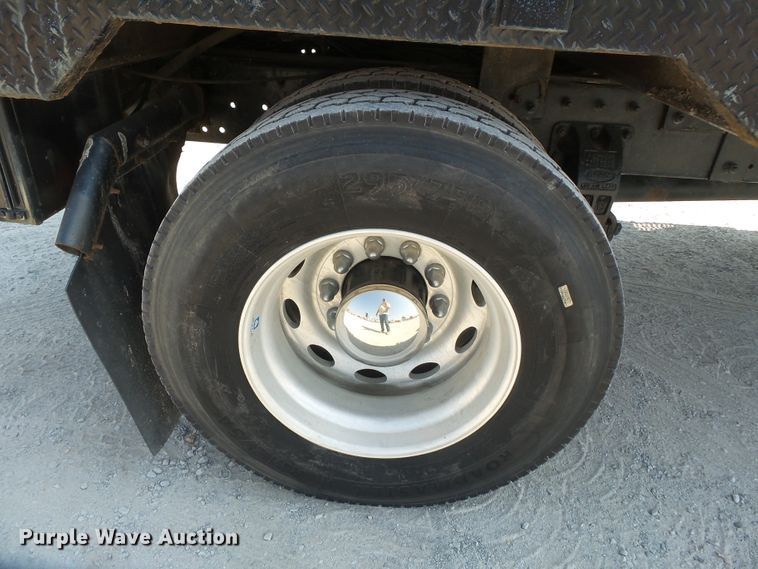 image for item DE7995 1997 Peterbilt 330 flatbed truck