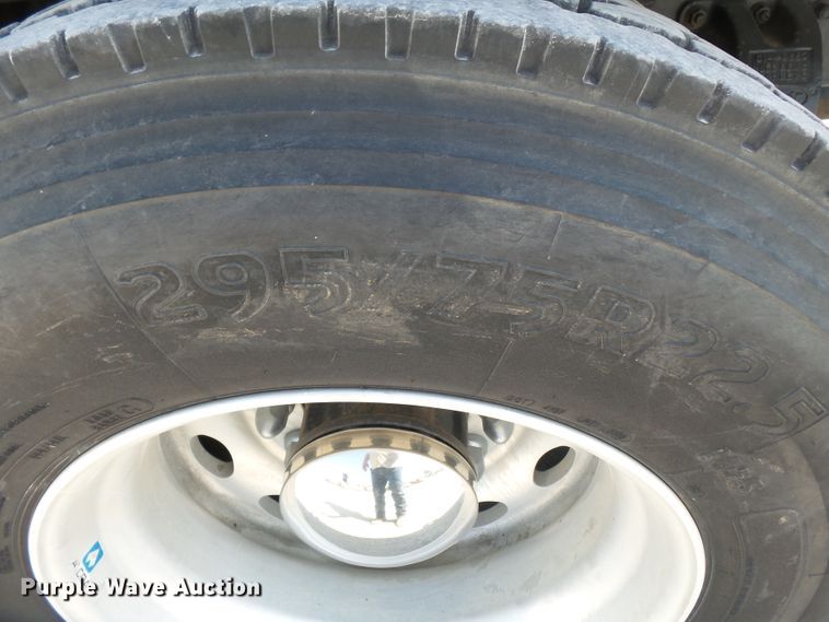 image for item DE7995 1997 Peterbilt 330 flatbed truck