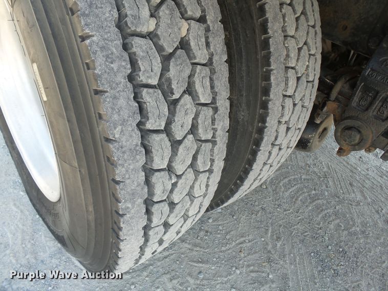 image for item DE7995 1997 Peterbilt 330 flatbed truck