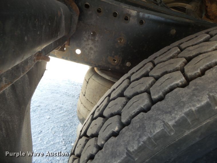 image for item DE7995 1997 Peterbilt 330 flatbed truck