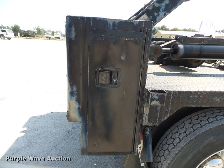 image for item DE7995 1997 Peterbilt 330 flatbed truck