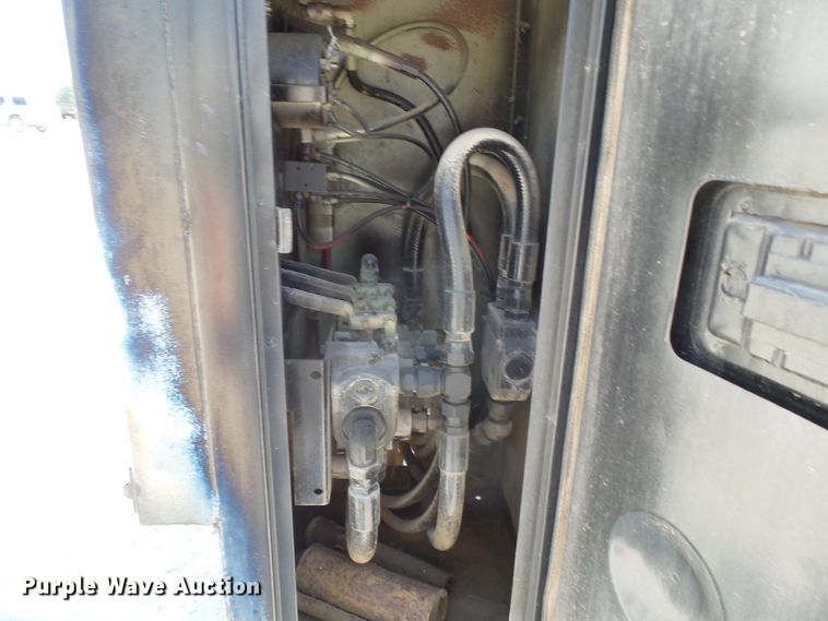 image for item DE7995 1997 Peterbilt 330 flatbed truck