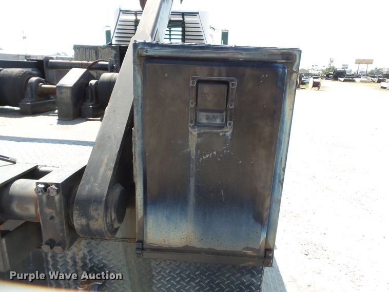 image for item DE7995 1997 Peterbilt 330 flatbed truck