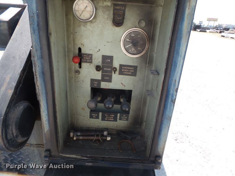 image for item DE7995 1997 Peterbilt 330 flatbed truck