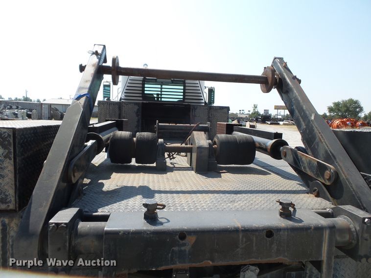 image for item DE7995 1997 Peterbilt 330 flatbed truck