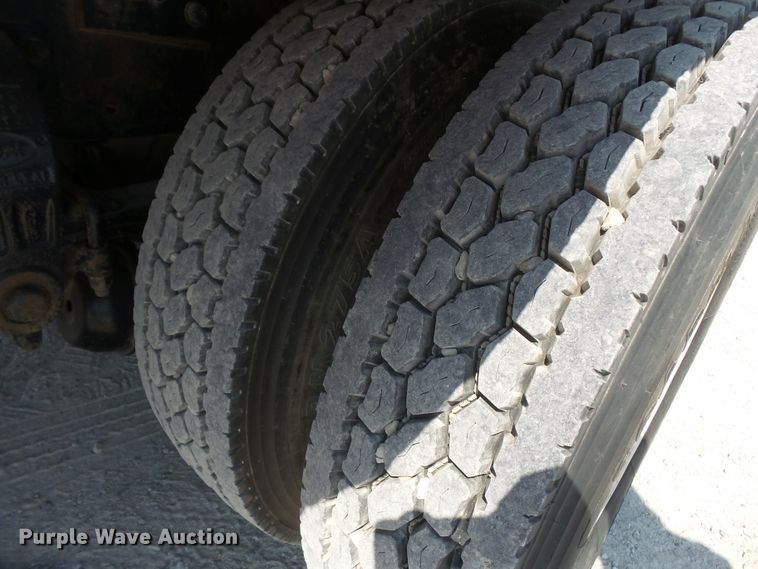 image for item DE7995 1997 Peterbilt 330 flatbed truck