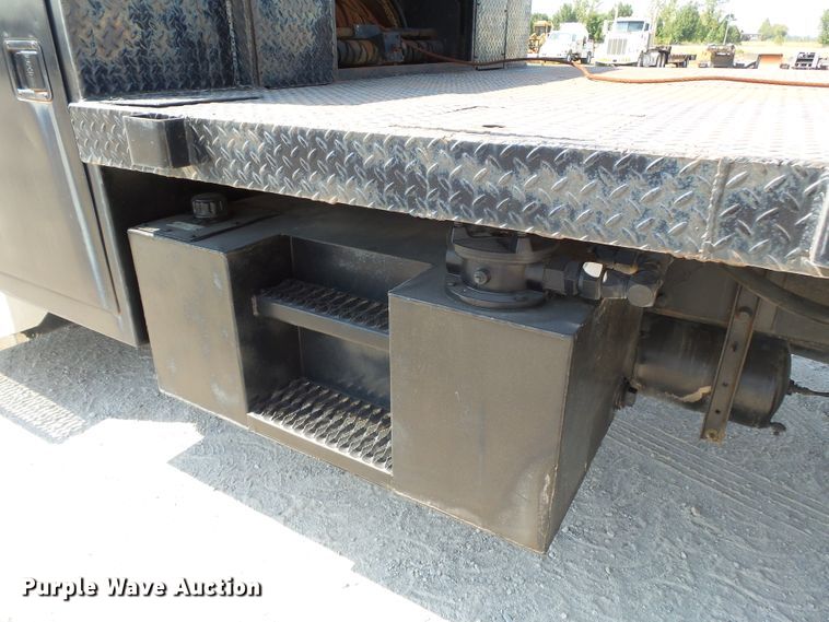 image for item DE7995 1997 Peterbilt 330 flatbed truck