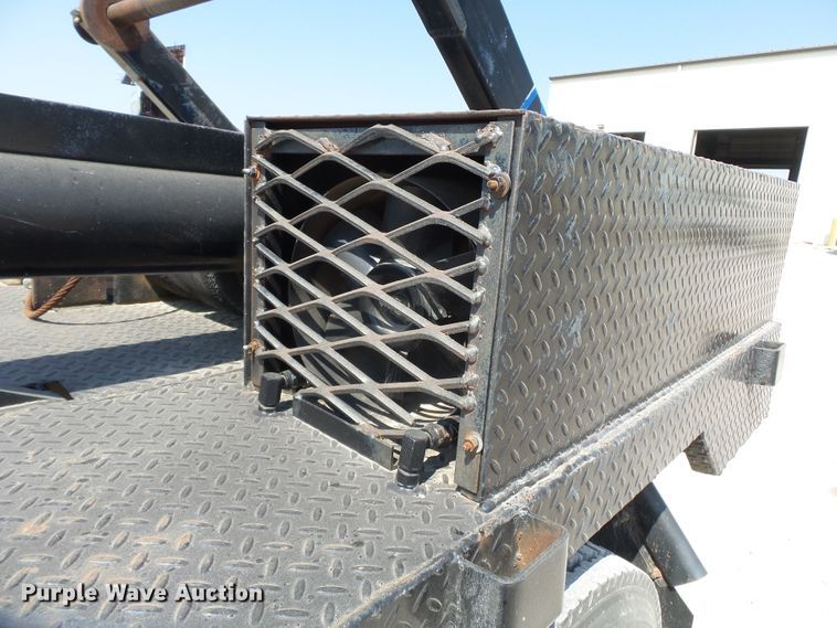 image for item DE7995 1997 Peterbilt 330 flatbed truck