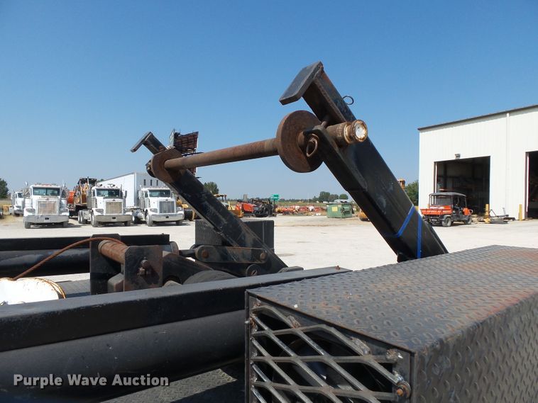 image for item DE7995 1997 Peterbilt 330 flatbed truck