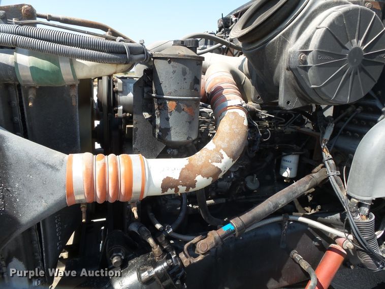 image for item DE7995 1997 Peterbilt 330 flatbed truck