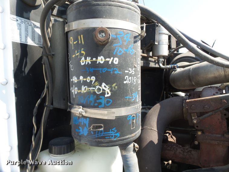 image for item DE7995 1997 Peterbilt 330 flatbed truck