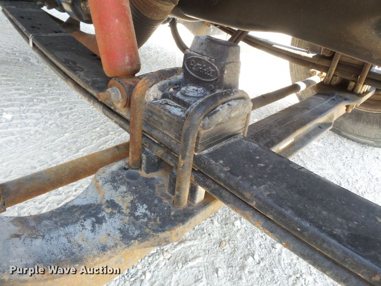 image for item DE7995 1997 Peterbilt 330 flatbed truck