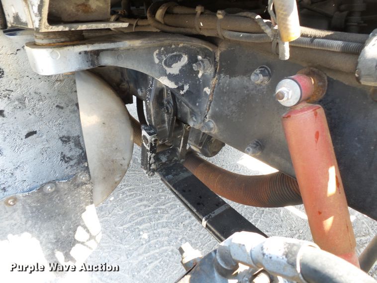 image for item DE7995 1997 Peterbilt 330 flatbed truck