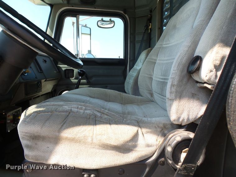 image for item DE7995 1997 Peterbilt 330 flatbed truck