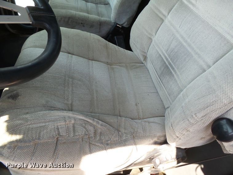 image for item DE7995 1997 Peterbilt 330 flatbed truck