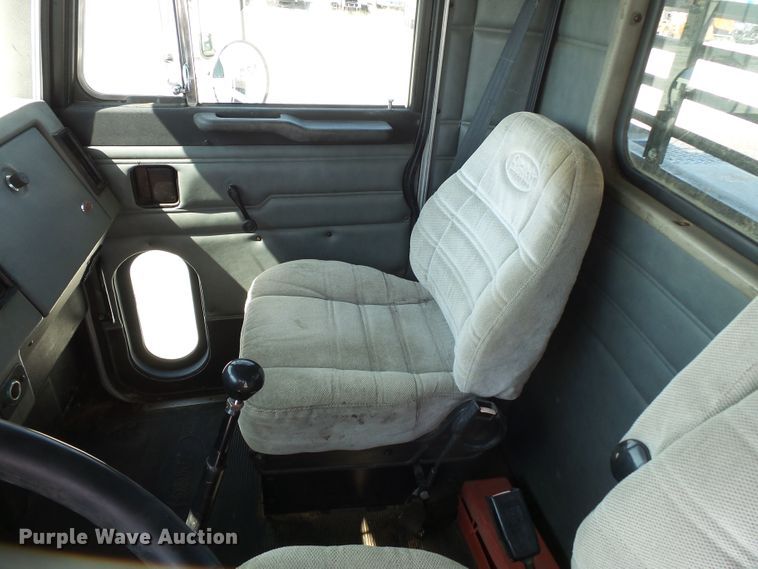 image for item DE7995 1997 Peterbilt 330 flatbed truck