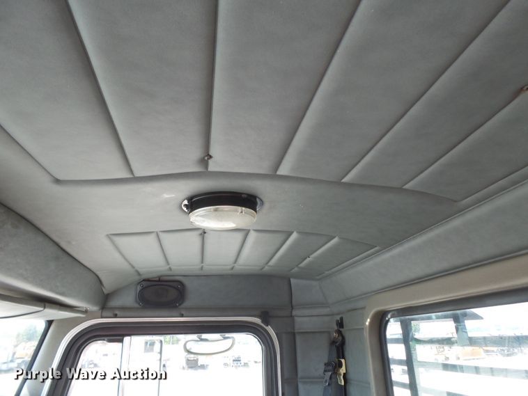 image for item DE7995 1997 Peterbilt 330 flatbed truck