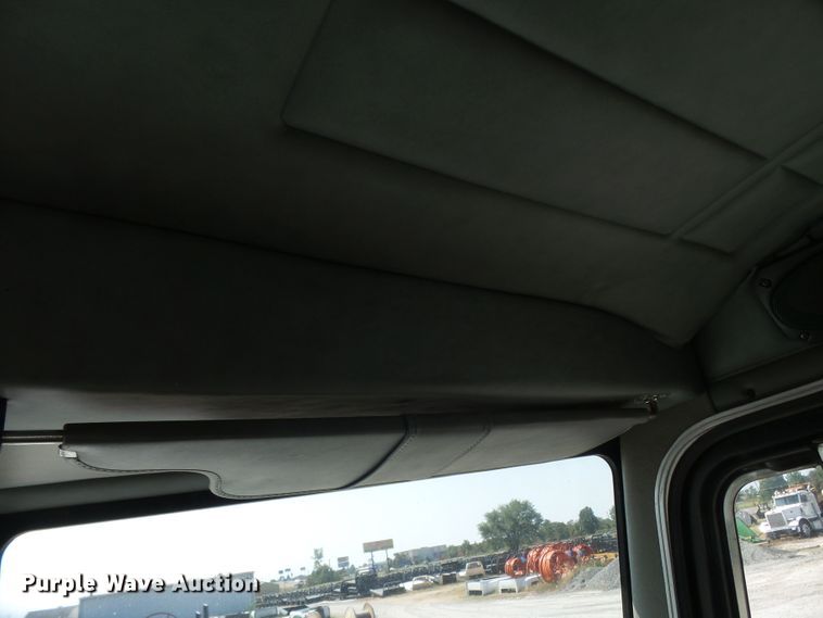 image for item DE7995 1997 Peterbilt 330 flatbed truck