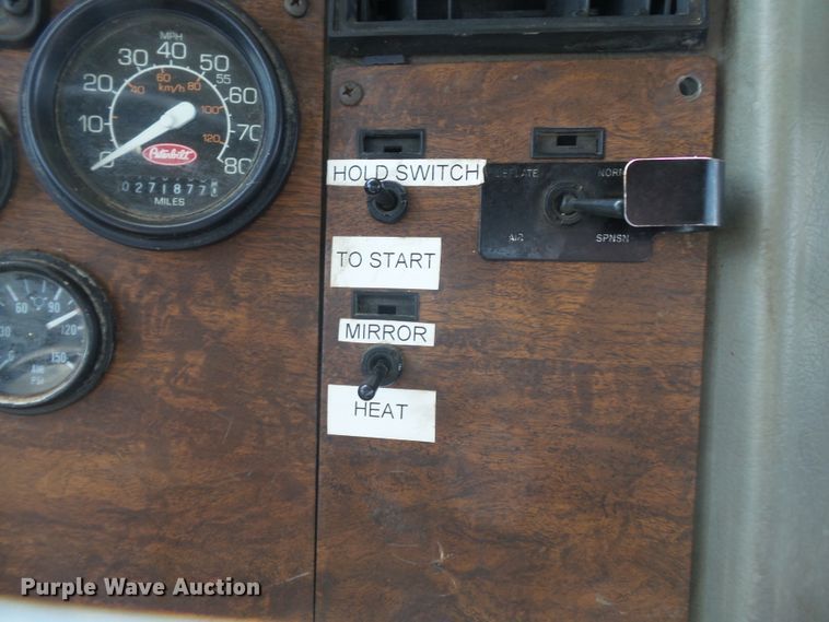 image for item DE7995 1997 Peterbilt 330 flatbed truck