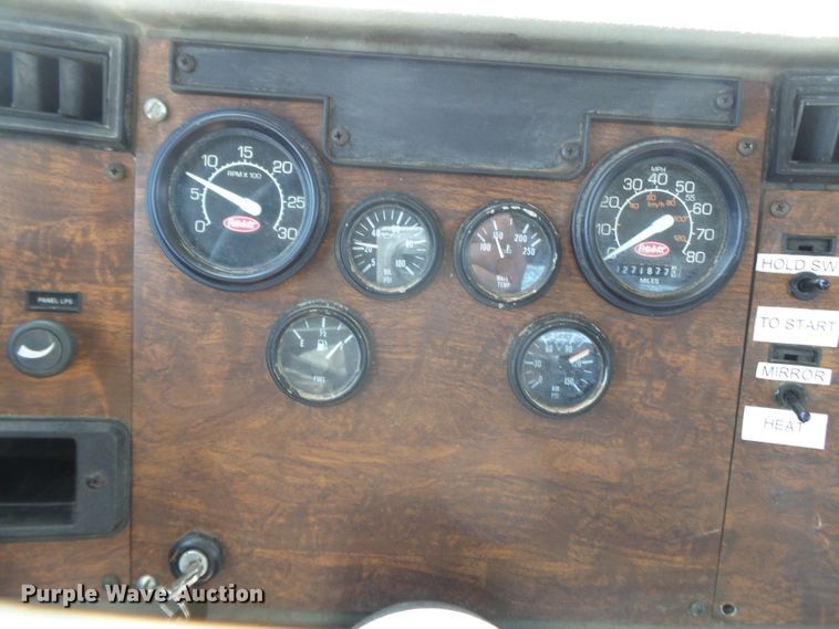 image for item DE7995 1997 Peterbilt 330 flatbed truck