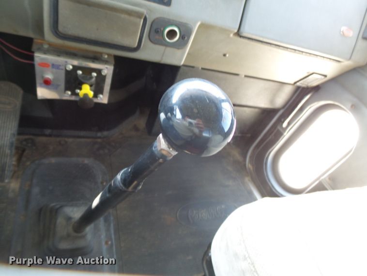 image for item DE7995 1997 Peterbilt 330 flatbed truck