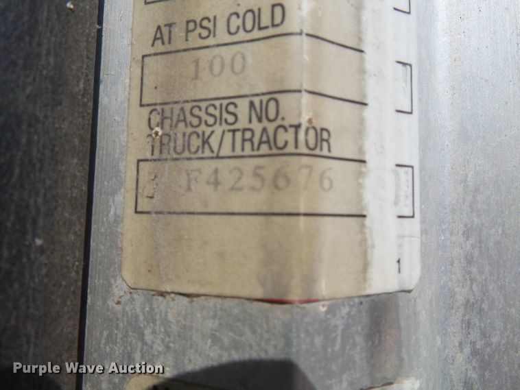 image for item DE7995 1997 Peterbilt 330 flatbed truck