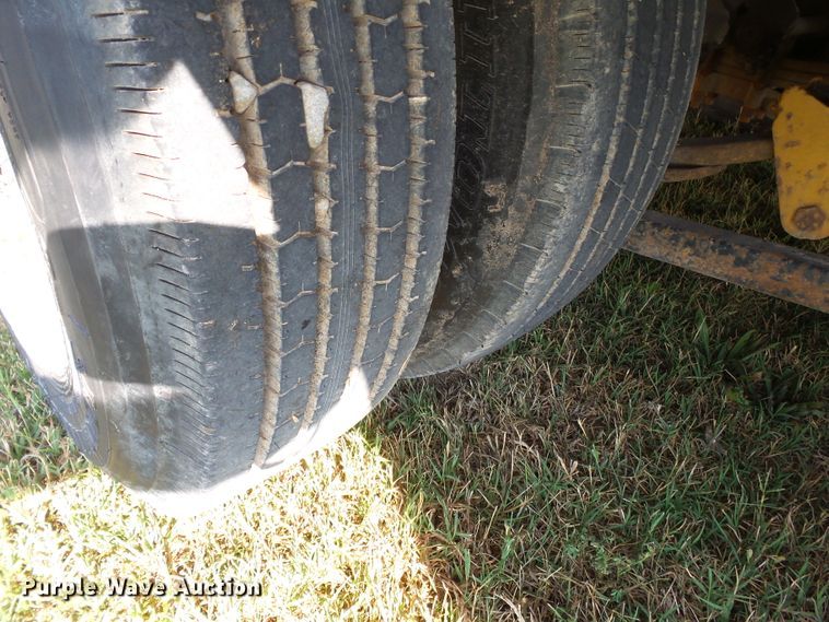 image for item DE7996 2007 Eager Beaver 20XPT equipment trailer