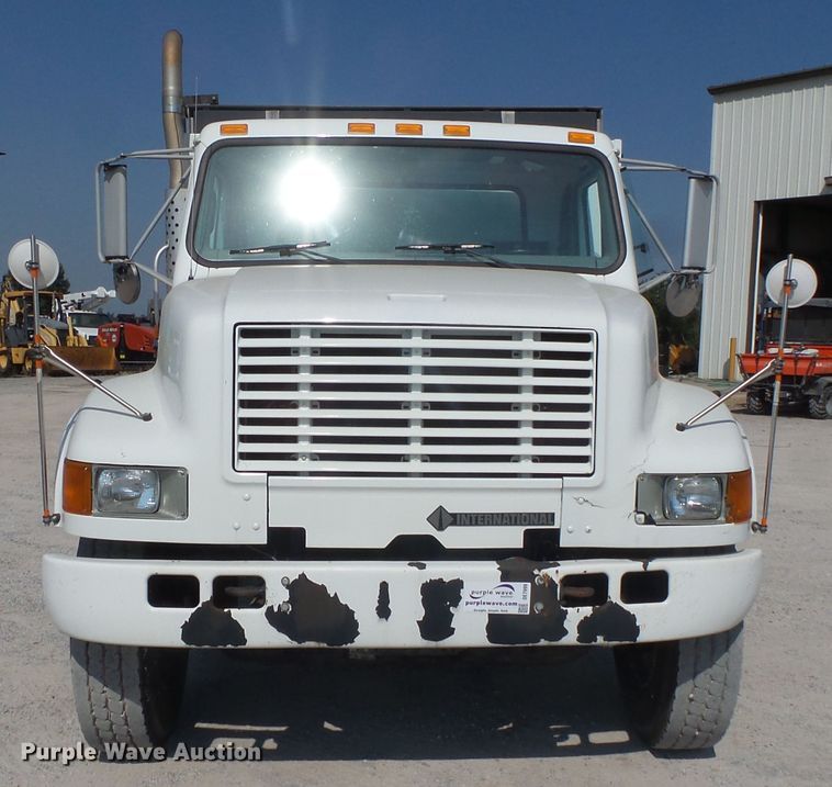 image for item DE7999 2002 International 4900 sewer jetter truck